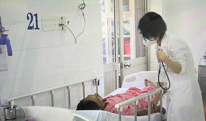 TS.BS Nguyễn Thị Thủy Ngân, Khoa Bệnh nhiệt đới Bệnh viện Chợ Rẫy thăm khám cho bệnh nhân.