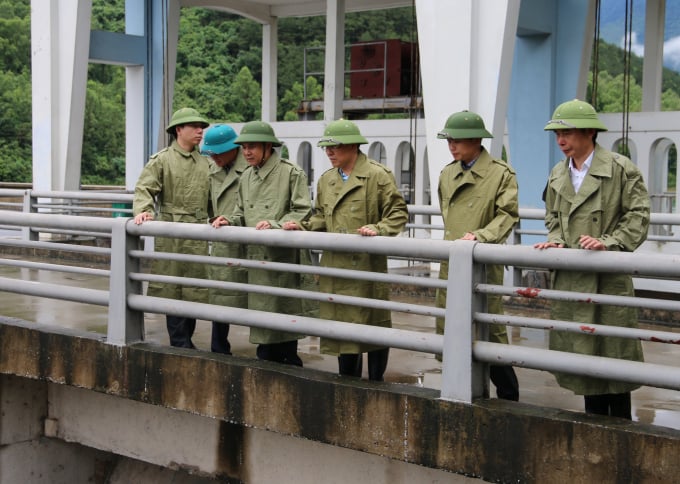 Chủ tịch UBND tỉnh Vĩnh Phúc Lê Duy Thành (giữa) kiểm tra công tác ứng trực tại hồ Xạ Hương (Tam Đảo). Ảnh: Bích Phượng.