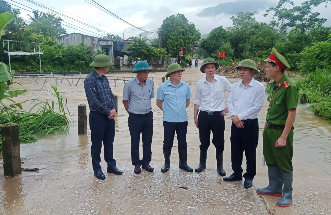 Chủ tịch UBND tỉnh Lê Duy Thành kiểm tra tại ngầm tràn Tân Tiến, xã Đạo Trù, huyện Tam Đảo. Ảnh: Bích Phượng.
