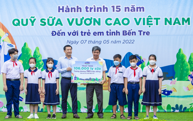 Ông Đỗ Thanh Tuấn, Giám đốc Đối ngoại Vinamilk (bên trái) và đại diện Quỹ sữa trao tặng 106.000 ly sữa cho các em nhỏ có hoàn cảnh khó khăn tại tỉnh Bến Tre.