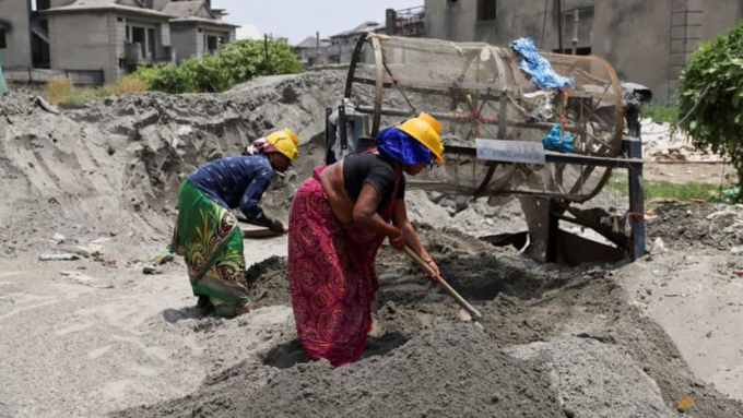 Labourers work at a construction site on a hot summer day in Noida, India, May 12, 2022. Photo: Reuters