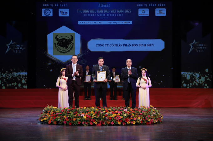 Ông Võ văn Phu, Phó Tổng Giám đốc Công ty CP Phân bón Bình Điền vinh dự đón nhận Giải thưởng 'TOP10 - Thương hiệu dẫn đầu Việt Nam 2022'. Ảnh: Ngọc Vân.