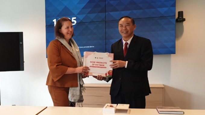 Deputy Minister Phung Duc Tien presented OCOP (One Commune One Product) gift to Ms. Victoria Prentis, Minister of State in the United Kingdom's Department of Environment, Food, and Rural Affairs of the UK. 