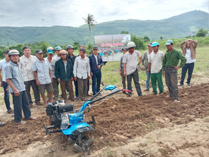 The Agricultural Extension Center of Phu Yen province has recently implemented many models of mechanization in agricultural production. Photo: KS.