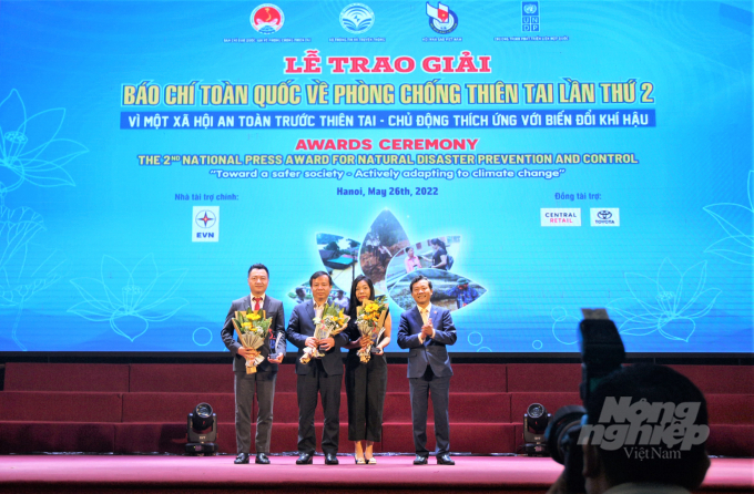 Phó Tổng cục trưởng Tổng cục Phòng, chống thiên tai Nguyễn Văn Tiến (ngoài cùng bên phải) trao kỷ niệm chương cho các nhà tài trợ. Ảnh: Phạm Hiếu.