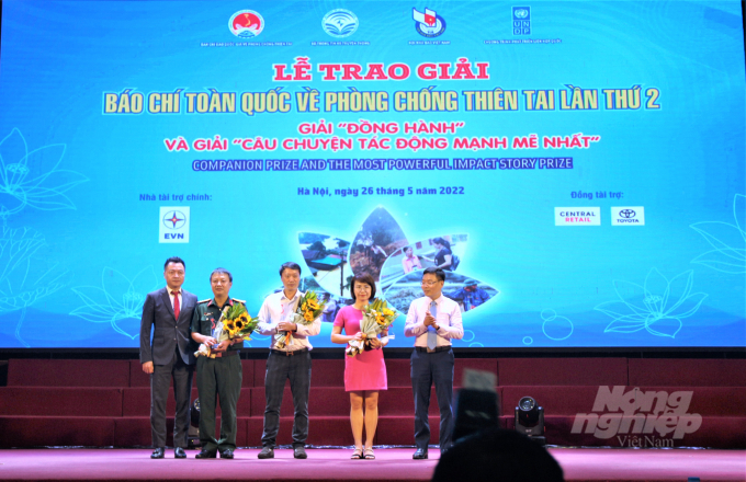Deputy Director of the Press Department Dang Khac Loi (far right) and Director of Government Relations, North of Central Retail Vietnam Nguyen Minh Quan (far left) present the Companion Prize to units that have made contributions and supported the Award and the work of natural disaster prevention and control. Story Prizes have also been given to authors of the most impactful works. Photo: Pham Hieu.