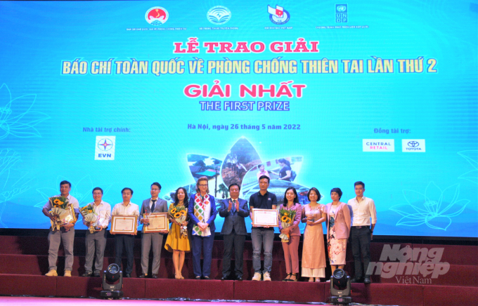 Bộ trưởng Bộ NN-PTNT Lê Minh Hoan và bà Caitlin Wiesen, Trưởng đại diện thường trú UNDP Việt Nam, trao giải cho các tác giả đoạt giải Nhất. Ảnh: Phạm Hiếu.