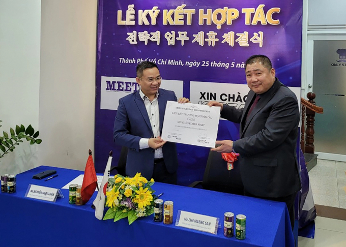 The signing ceremony of cooperation between Meet More Coffee and Hello Korea Mart.