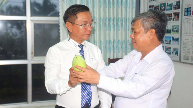 Mr. Phan Thanh But (left), Chairman of Sinh Loi Group and Dr. Ho Huy Cuong, Director of ASISOV discussing about mango, a product that attracted Sinh Loi Group. Photo: V.D.T.