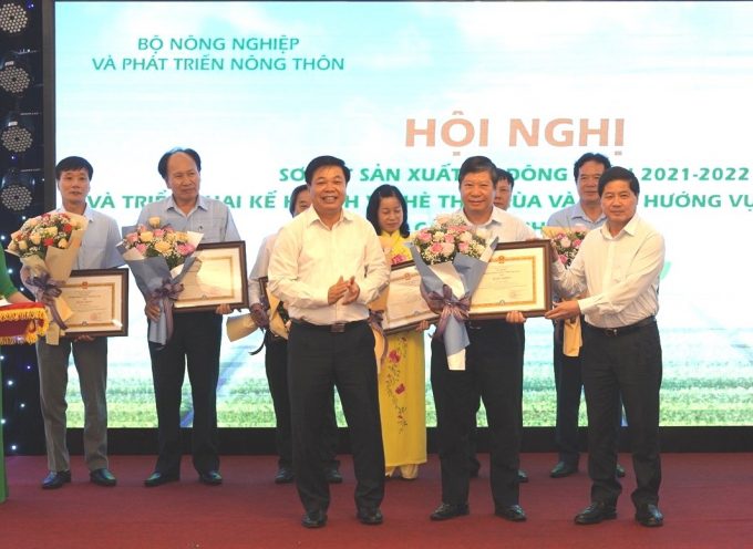 Thứ trưởng Lê Quốc Doanh (bìa phải) trao bằng khen của Bộ trưởng Bộ NN-PTNT cho 8 cá nhân đã có thành tích xuất sắc trong công tác chỉ đạo sản xuất trồng trọt năm 2021, vụ đông xuân 2021 - 2022. Ảnh: Trung Quân.