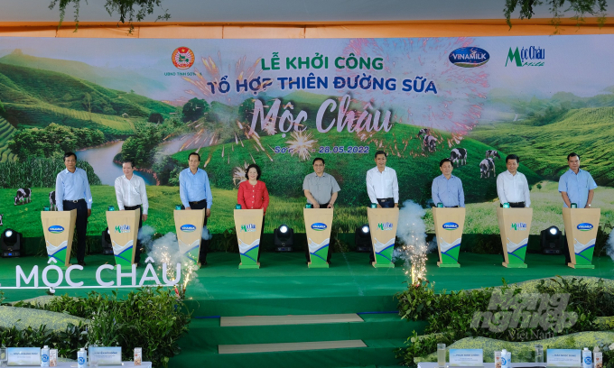 Thủ tướng Phạm Minh Chính và các đại biểu bấm nút khởi công dự án 'Tổ hợp Thiên đường sữa Mộc Châu'. Ảnh: Bá Thắng.