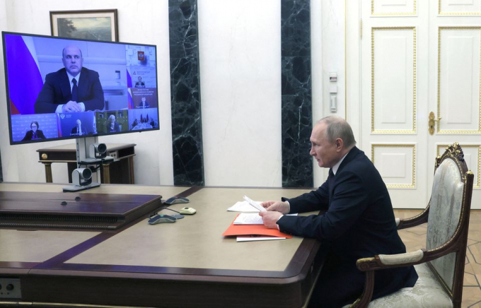 Tổng thống Vladimir Putin chủ trì cuộc họp trực tuyến về các vấn đề kinh tế với Thủ tướng Mikhail Mishustin và các quan chức Nga tại Điện Kremlin ở thủ đô Moscow hôm 12/5. Ảnh: Sputnik