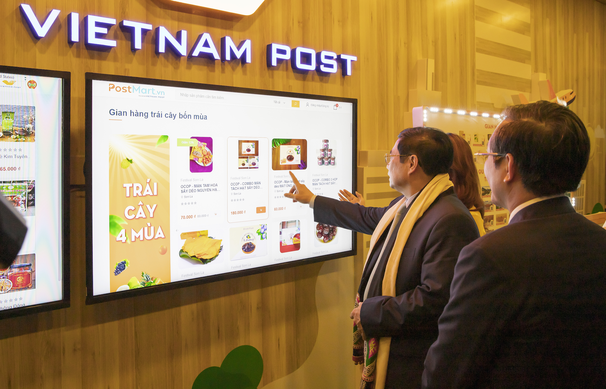 Thủ tướng Phạm Minh Chính trải nghiệm Festival số trên sàn TMĐT Postmart.vn của Bưu điện Việt Nam.