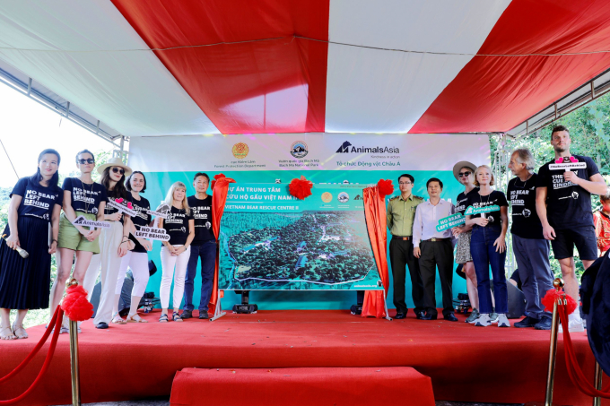 Delegates and guests attending the introduction ceremony for the Project on Vietnam Bear Rescue Center II. 