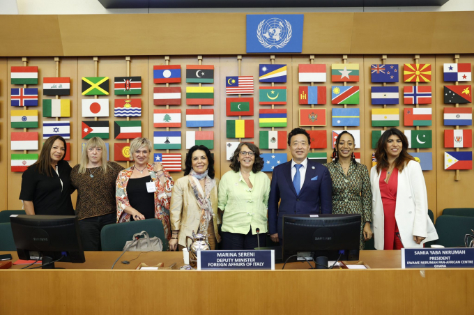 From left: Yael Rubinstein, Ambassador-Permanent Representative of Israel to the United Nation Agencies; Jody Williams, Nobel Peace Laureate; Elena Diego, Chairperson, Spanish Parliamentary Alliance for the right to food; Ambassador Vincenza Lo Monaco, Italian Permanent Representative to FAO; Marina Sereni, Deputy Minister of Foreign Affairs, Italy; FAO Director-General QU Dongyu; Samia Nkrumah, President of the Kwame Nkrumah Pan-African Centre, Ghana; Karima Moual, moderator. Photo: FAO