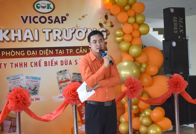 Anh Trần Duy Linh - Giám đốc Công ty TNHH Dừa sáp Cầu Kè chia sẻ tâm huyết đưa trái dừa sáp Trà Vinh vươn xa. Ảnh: Minh Đảm.