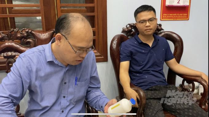 Ông Đỗ Huy Long - Trưởng phòng Thanh tra - Pháp chế, Cục Thú y (bên trái) đang truy vấn chủ một cửa hàng kinh doanh thuốc thú y về nguồn gốc xuất xứ các chai vacxin cúm gia cầm nghi nhập lậu từ Trung Quốc. Ảnh: Minh Phúc.