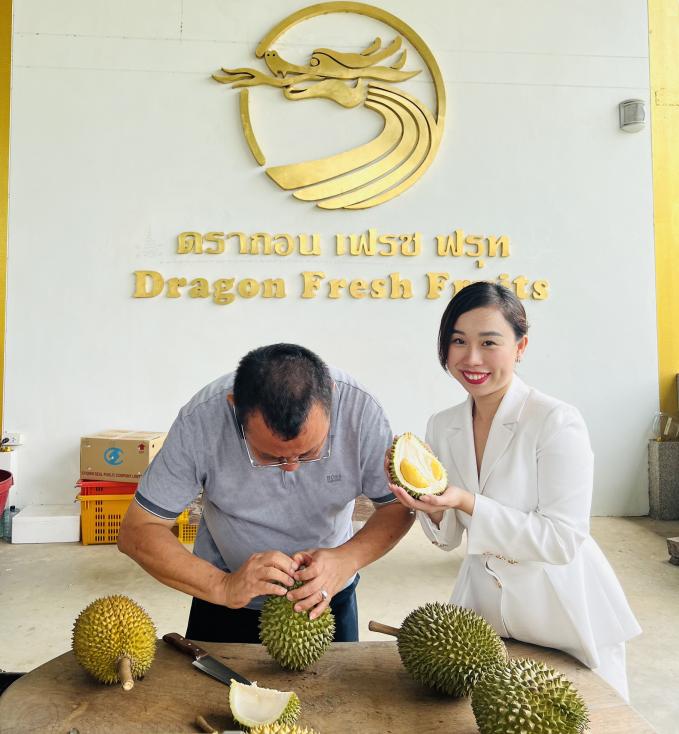 Ngo Tuong Vy visits the durian packaging and processing factory with modern technological lines in Thailand.