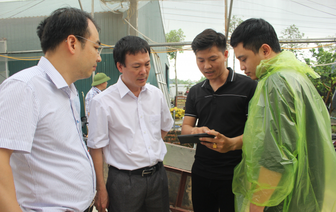 The delegation surveyed the application of information technology and digital transformation in some models in Vinh Phuc province. Photo: Trung Quan.