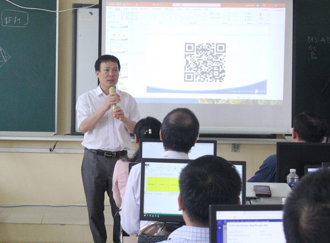 The delegate surveyed the training class on using the software of the national livestock database management system. Photo: Trung Quan.