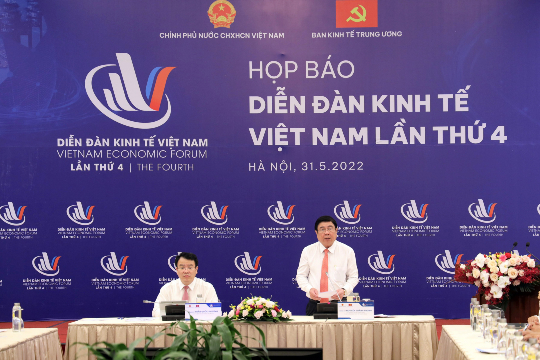 Ban Kinh tế Trung ương tổ chức họp báo cung cấp thông tin về Diễn đàn kinh tế Việt Nam lần thứ 4. Ảnh: T.N: