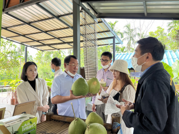 Representatives of Chanh Thu Company visit the key product models of Thailand.