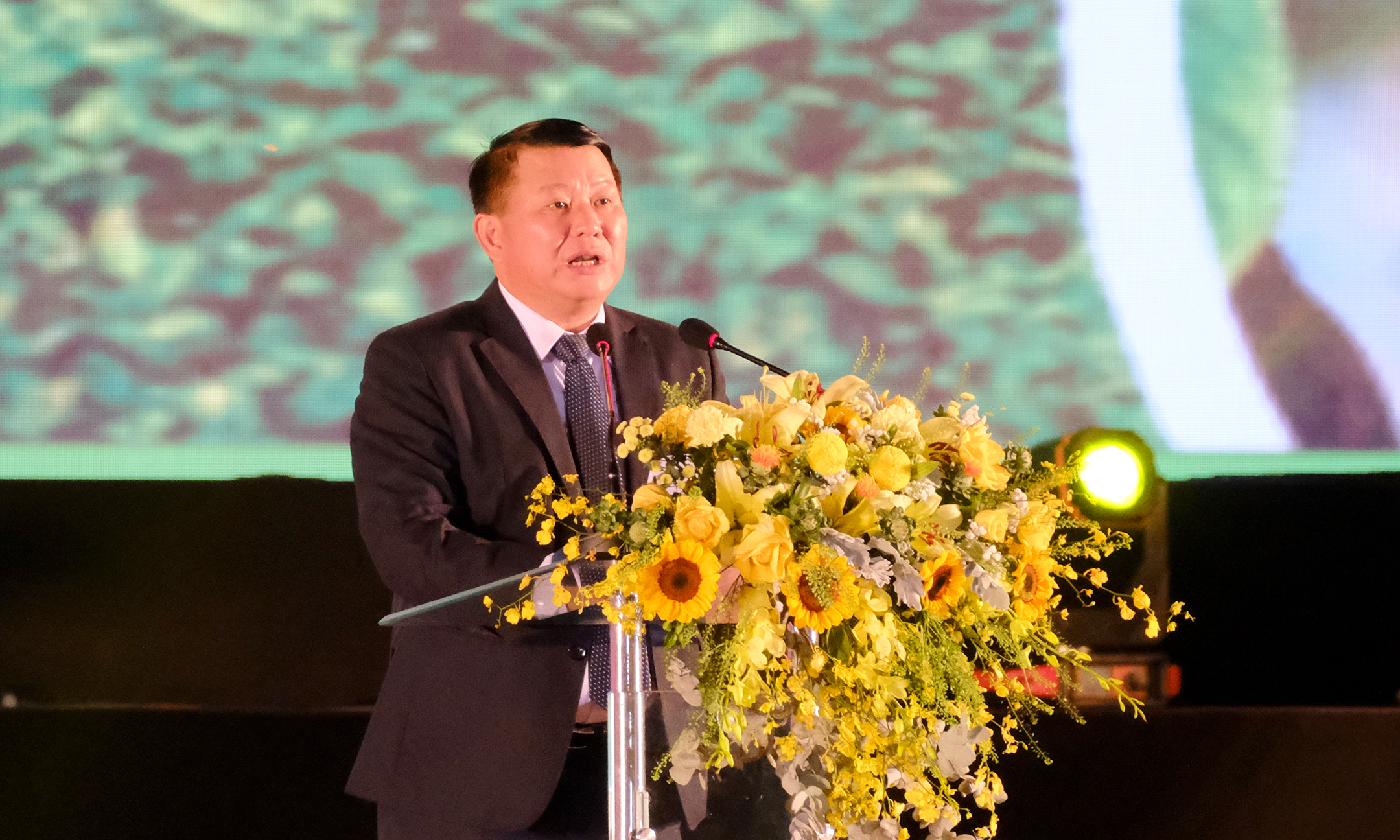 Ông Lò Minh Hùng, Phó Bí thư Thường trực Tỉnh uỷ Sơn La phát biểu bế mạc. 