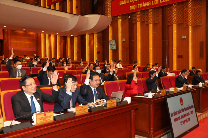 Các đại biểu HĐND tỉnh Quảng Ninh biểu quyết thông qua các nghị quyết. Ảnh: Báo Quảng Ninh