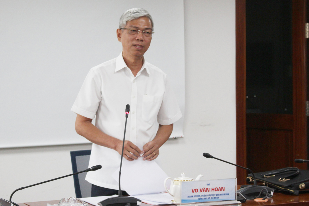 Ông Võ Văn Hoan, Phó Chủ tịch UBND TP.HCM phát biểu tại điểm cầu Trung tâm báo chí TP.HCM. Ảnh: T.N.