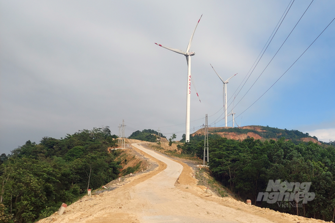 Các dự án điện gió tại huyện Hướng Hóa mọc lên như nấm sau mưa. Ảnh: Võ Dũng.