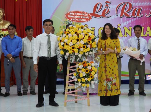 Bà Đào Thị Lanh - Chủ tịch Hội Nông dân tỉnh Bình Phước tặng hoa chúc mừng hội quán. Ảnh: Trần Trung.