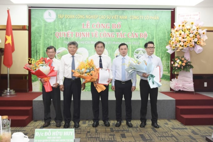Trao quyết định bổ nhiệm cho 3 Phó Tổng giám đốc mới của Tập đoàn Công nghiệp Cao su Việt Nam.  