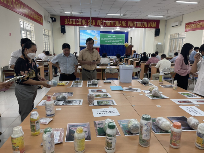 Các đại biểu tham gia hội thảo tham quan khu vực trưng bày các sản phẩm giả, kém chất lượng cơ quan chức năng tỉnh Tây Ninh đã kịp thời phát hiện xử lý. Ảnh: Trần Trung.