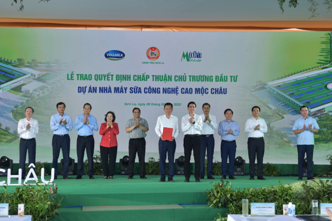 Ông Phạm Hải Nam (đứng giữa) – Tổng giám đốc Mộc Châu Milk đại diện nhận Quyết định chấp thuận chủ trương đầu tư cho hạng mục 'Nhà máy sữa công nghệ cao Mộc Châu' từ lãnh đạo Tỉnh Sơn La.