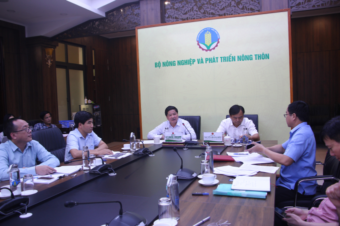 Deputies Minister of MARD Le Quoc Doanh and Nguyen Hoang Hiep chaired the meeting on reviewing the agricultural tasks of May and identifying key tasks for June on June 1. Photo: Linh Linh. 