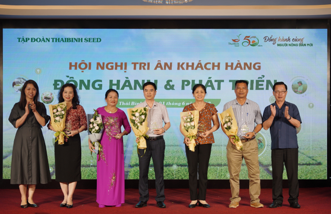 Tại Hội nghị khách hàng năm 2022, Tập đoàn ThaiBinh Seed đã vinh danh 96 khách hàng ở các hạng thân thiết, bạc, hạng vàng, bạch kim và kim cương với tổng giá trị giải thưởng 1 tỷ đồng. Ảnh: Trung Quân.