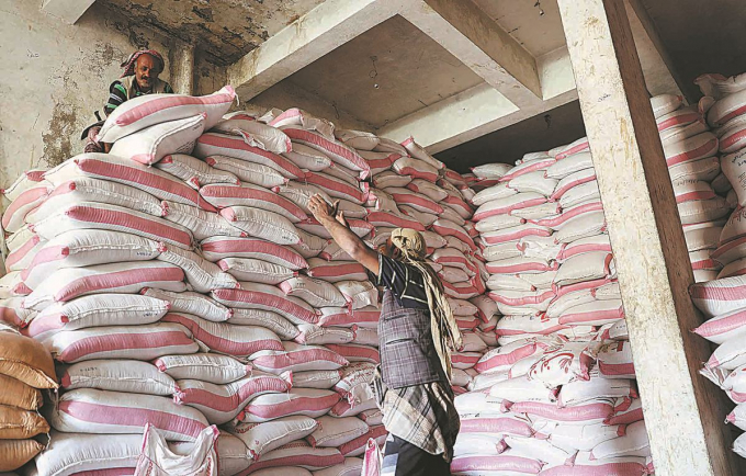 Workers handle sacks of wheat at a warehouse on May 17 in Sanaa, Yemen, which is faced with food insecurity. Photo: RT