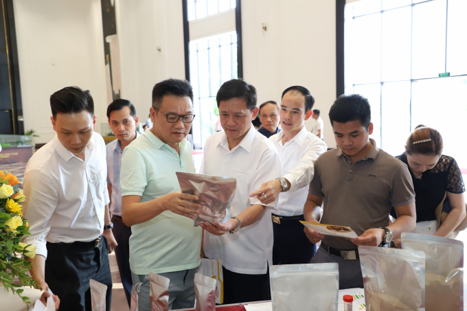 Representatives from TVOne Joint Stock Company introducing animal feed additives to leaders of the Department of Livestock Production. Photo: Nguyen Thanh.