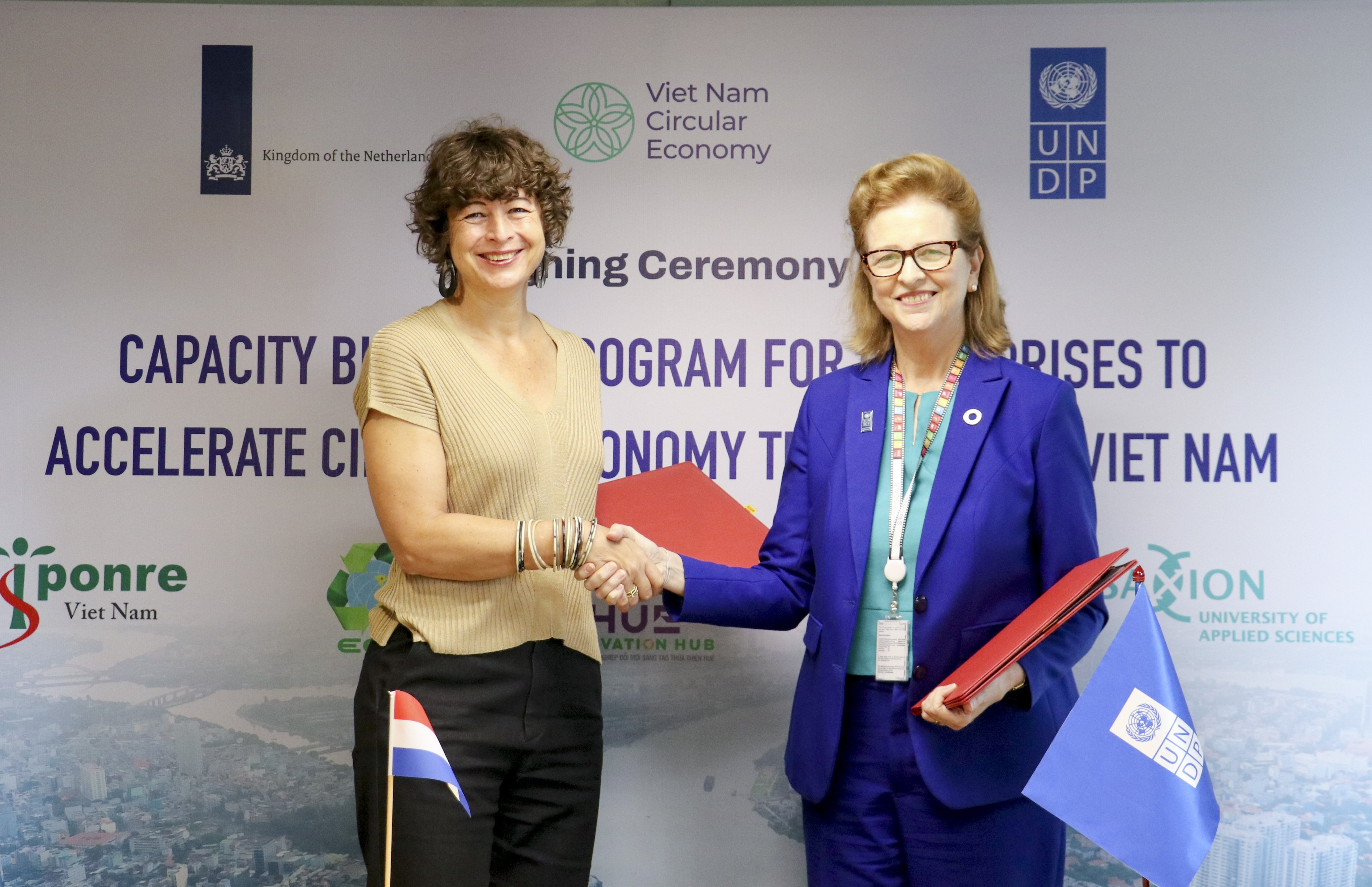 Bà Elsbeth Akkerman, Đại sứ Vương quốc Hà Lan tại Việt Nam (trái) và bà Caitlin Wiesen, Trưởng đại diện thường trú UNDP ký thỏa thuận hợp tác triển khai chương trình tăng cường năng lực về kinh tế tuần hoàn cho các doanh nghiệp.