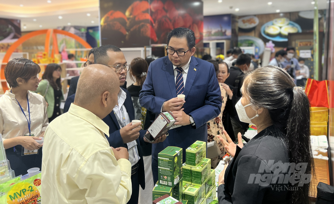 Ông Raphy MD Radzi, Lãnh sự thương mại, Phòng Thương mại phát triển các doanh nghiệp Malaysia tại nước ngoài (đeo kính) tìm hiểu về cà phê của Việt Nam. Ảnh: Nguyễn Thủy.