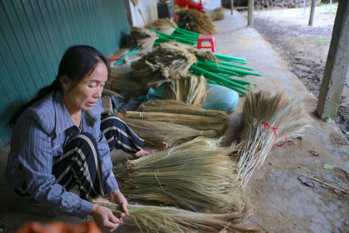 Bà Thủy, thôn Hà Ân cho biết, gia đình bà có 4 người cùng làm chổi. Mỗi ngày làm được trên 100 chổi cán nhựa. Hai năm nay do ảnh hưởng của dịch Covid-19 nên chổi khó tiêu thụ, còn trước đây làm ngày nào là hết ngày đó. Đặc biệt dịp Tết 'cháy hàng'.