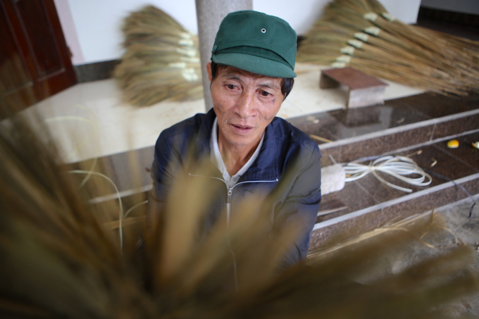 'So với các ngành nghề khác, nghề làm chổi không lãi nhiều nhưng ở vùng nông thôn, đây là nguồn thu nhập thêm ngoài làm ruộng', ông Sơn nói.
