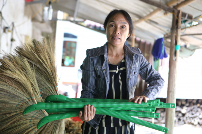 Được biết, chổi đót Hà Ân có hai kiểu là chổi đót cán nhựa và chổi cán đót. Chổi cán nhựa làm nhanh và giá thành thấp hơn chổi cán đót. Mỗi ngày trung bình một người sẽ hoàn thiện từ 15 đến 20 chổi cán đót, còn cán nhựa trên 30 cái.