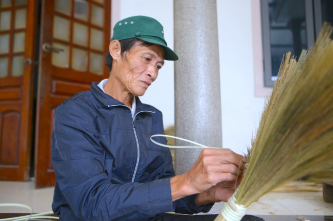 Theo ông Phan Trường Sơn (65 tuổi), ở làng Hà Ân từ già trẻ, gái trai đều biết làm chổi đót. Riêng bản thân ông theo nghề này từ khi còn nhỏ.