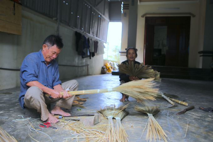 Mỗi tháng người dân có thể kiếm được từ 3 đến 4 triệu đồng từ nghề đan chổi.