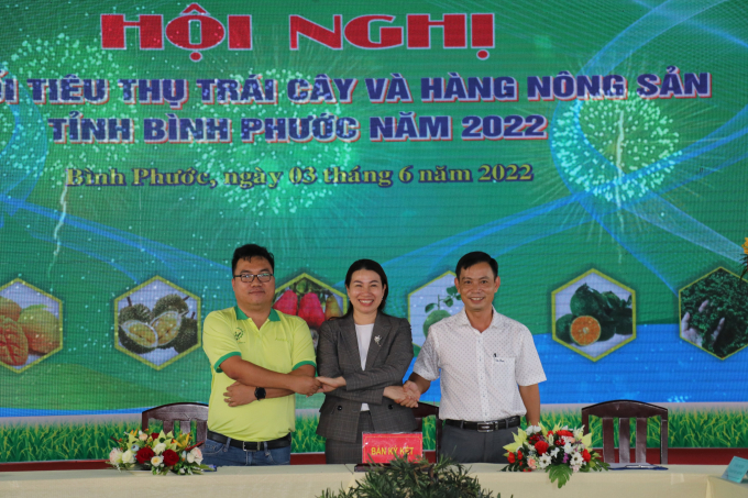 Representatives from the Department of Industry and Trade, the Farmers' Association and the digital transformation cooperative of Binh Phuoc province signed an agreement to place the provincial agricultural products and fruit trees on the e-commerce platform. Photo: Tran Trung.
