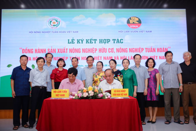 Vietnam Circular Agriculture Association and Vietnam Gardening Association signed a cooperation agreement 'Accompanying organic agricultural production, circular agriculture'. Photo: Dinh Thu.