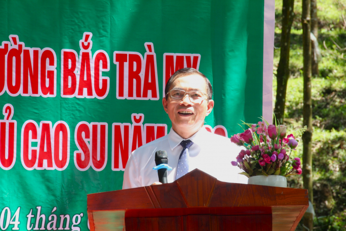 Ông Lê Thanh Tú, Phó tổng Giám đốc Tập đoàn Công nghiệp Cao su Việt Nam biểu dương những kết quả của Công ty TNHH MTV Cao su Quảng Nam. Ảnh: L.K.