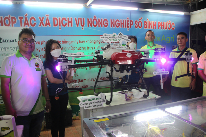 HTX giới thiệu sản phẩm máy bay không người lái phục vụ phun thuốc BTTV cho đối tác trong khuôn khổ tham gia các hoạt động tại hội chợ nông sản Bình Phước lần thứ V năm 2022. Ảnh: Trần Trung.