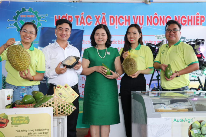 Nữ doanh nhân Nguyễn Thị Thành Thực (áo xanh) tham gia hoạt động đầu tiên của HTX tại hội chợ nông sản Bình Phước lần thứ V năm 2022. Ảnh: Trần Trung.